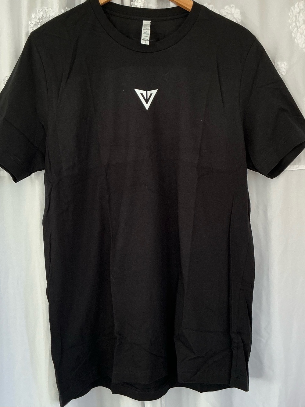 Black Men’s V Logo Graphic T-Shirt Size Large